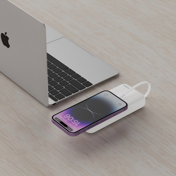 JP312充电场景.13(1) JP312-20000mAh built-in cable power bank